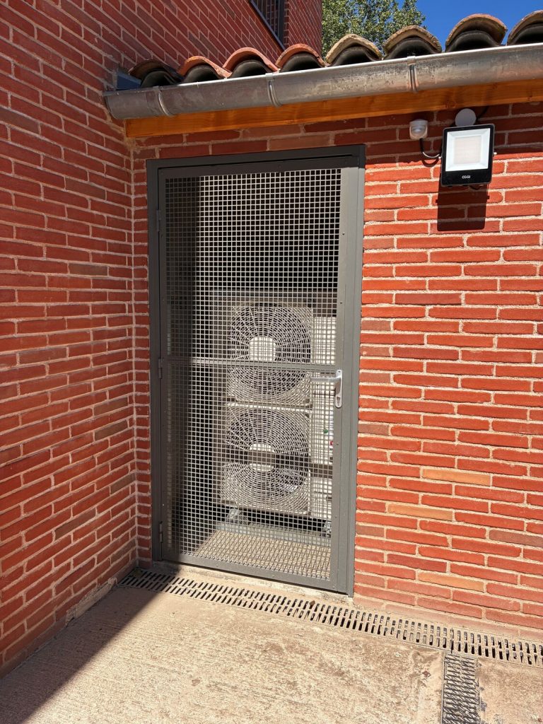 Porte technique métallique